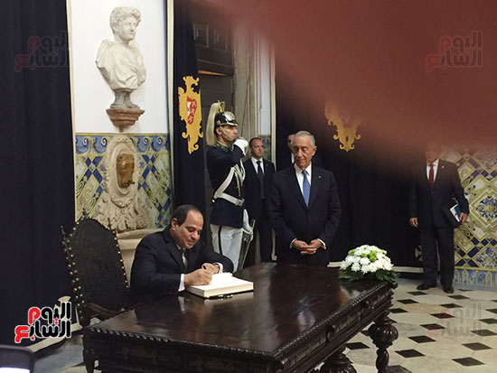الرئيس السيسي يوقع فى سجل الشرف بالقصر الجمهورى بالبرتغال (4)