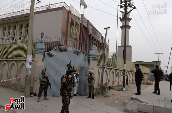  الطب الشرعى يعاين موقع تفجير مسجد فى أفغانستان
