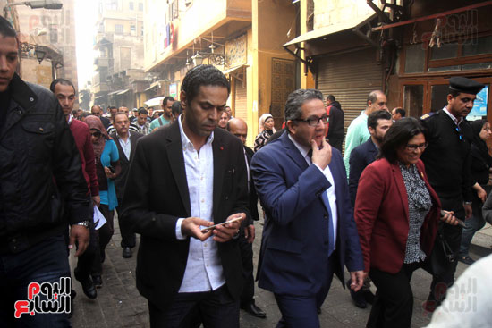 وصول وزير الآثار خالد العنانى إلى شارع المعز