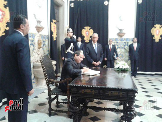     الرئيس السيسى يوقع فى سجل الشرف بالقصر الجمهورى بالبرتغال