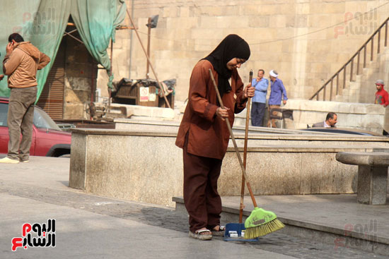 عمال النظافة فى شارع المعز