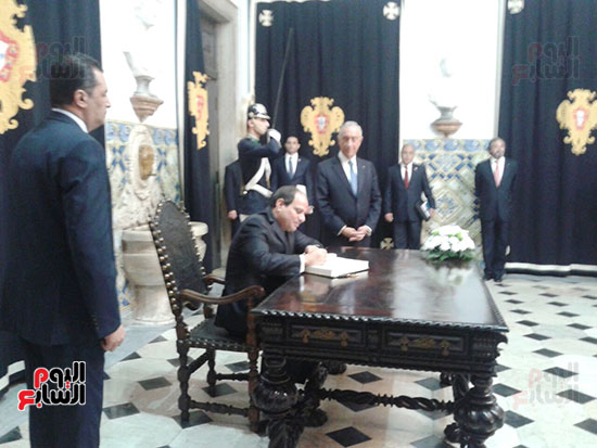 الرئيس السيسي يوقع فى سجل الشرف بالقصر الجمهورى بالبرتغال (3)