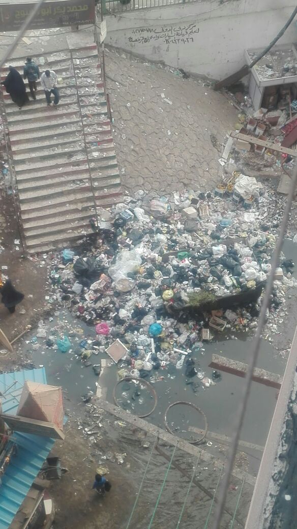القمامة ومياه الصرف الصحى يحاصران سكان منطقة الأمير