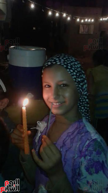 الطفلة شاهيناز الذي لقيت مصرعها في الحادث تحمل شمعه قبل وفاتها بأيام