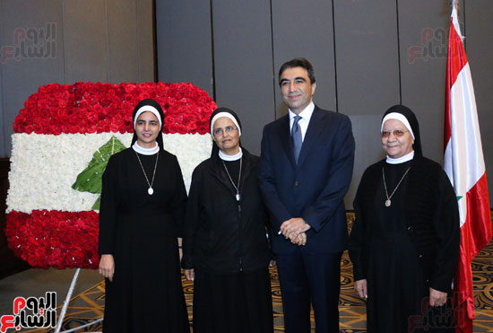 صورة تذكارية تجمع عدد من الراهابات مع سفير لبنان