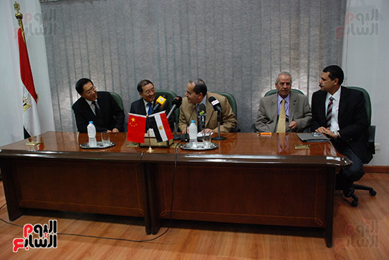 الدكتور عصام فايد وزير الزراعة  و"سونج آى قوه"، السفير الصينى بالقاهرة خلال توقيع البروتوكول