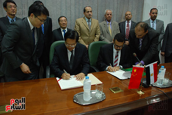 الدكتور أحمد أبو  اليزيد رئيس قطاع الخدمات الزراعية  والسفير الصينى خلال توقيع البرتوكول