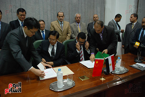 د. أحمد أبو  اليزيد رئيس قطاع الخدمات الزراعية والسفير الصينى خلال توقيع البرتوكول 