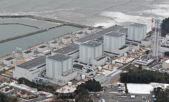 الأمواج ترتفع أمام مفاعل فوكوشيما اليابانى عقب الزلزال