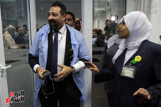 مجدى عبد الغنى فى زيارة لمستشفى أطفال أبو الريش