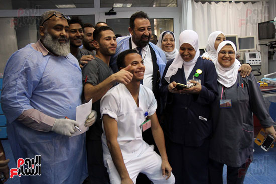 صورة تذكارية لمجدى عبد الغنى مع العاملين بالمستشفي