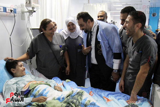 مجدى عبد الغنى يزور مرضى العناية المركزة بمستشفى أبو الريش للأطفال