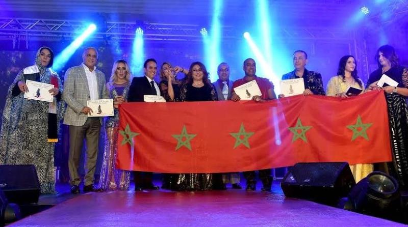 العلم المغربي على مسرح ولحظة اعلان النتائج