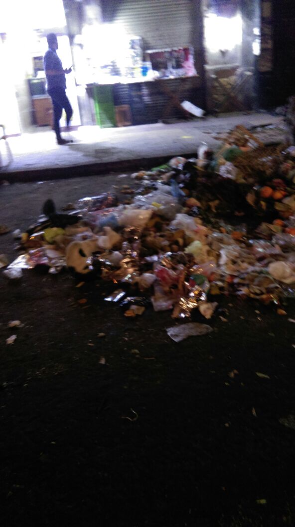أكوام القمامة فى شارع إسماعيل رمزى (1)