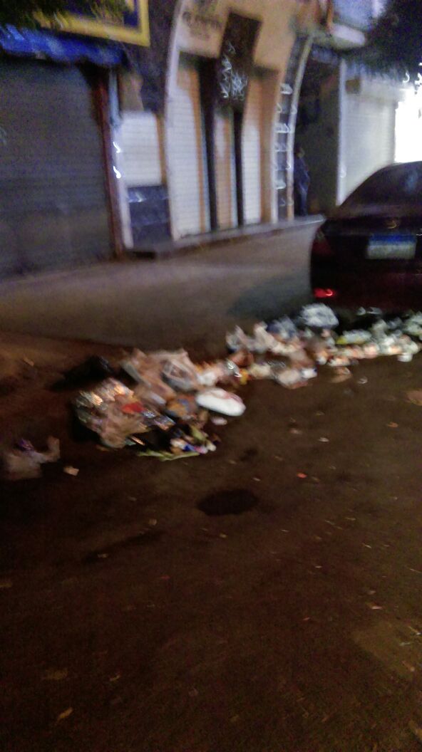 أكوام القمامة فى شارع إسماعيل رمزى (2)