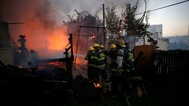 قوات الإطفاء فى إسرائيل تحاول إخماد الحرائق