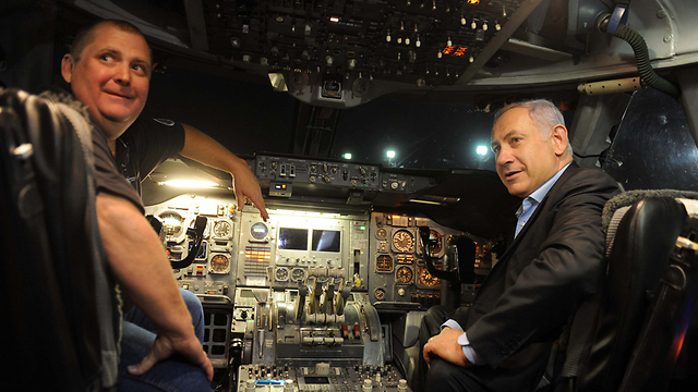 نتانياهو داخل طائرة إطفاء