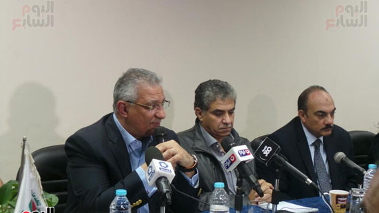 محافظ الأسكندرية اثناء المؤتمر الصحفى 