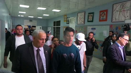  عمرو جمال لاعب الأهلى فى زيارة لمستشفى أبو الريش