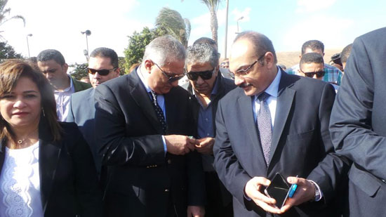 وزير التنمية المحلية يستمع إلى شرح محافظ الإسكندرية 