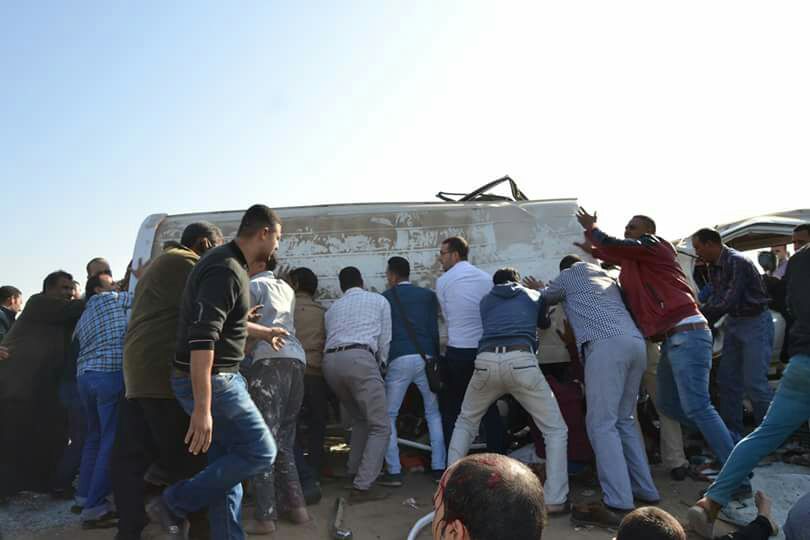 المواطنون يحاولون رفع  سيارة ميكروباص بعد انقلابها 
