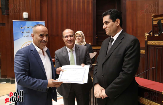 تسليم الوفد الاردني شهادة دورة البرلمان المصري