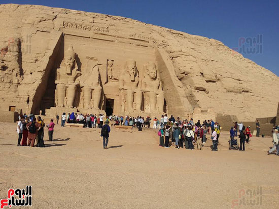 معبد أبوسمبل يستقبل السائحين الأجانب
