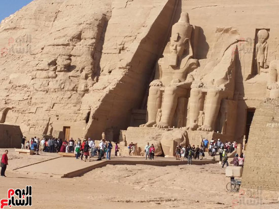 السائحون أمام معبد أبوسمبل