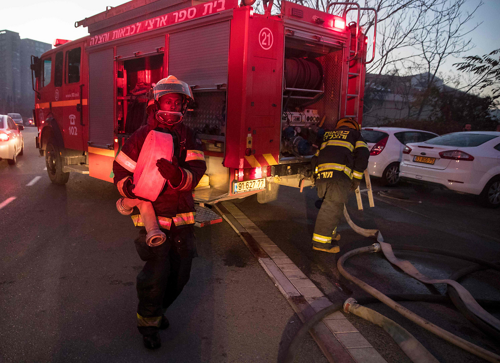 فرق الاطفاء الاسرائيلية تخمد النيران
