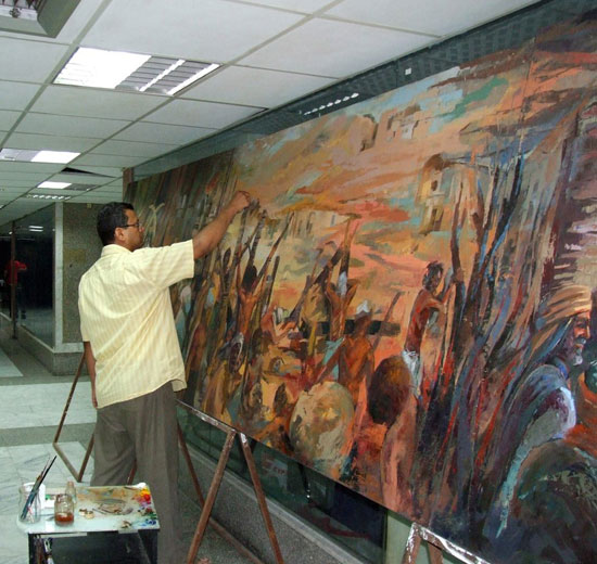  الدكتور طاهر عبد العظيم أثناء تنفيذ العمل الفنى "رؤية تشكيلية للسيرة النبوية"