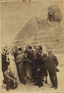 شارلي شابلن فى زيارته للهرم عام 1922