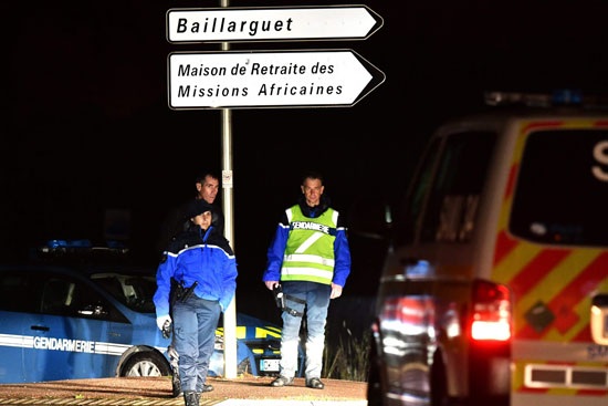 انتشار سيارات الشرطة الفرنسية بموقع الحادث