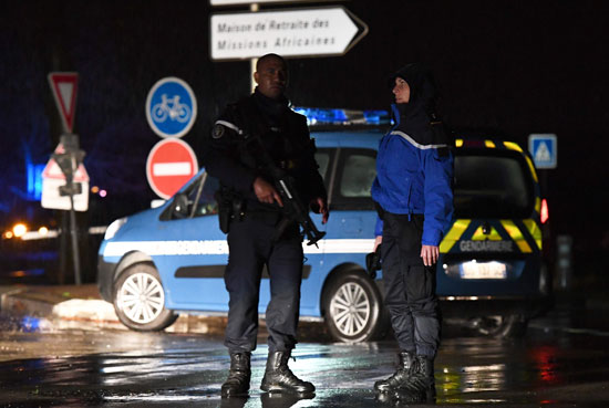 انتشار سيارات الشرطة الفرنسية بموقع الحادث