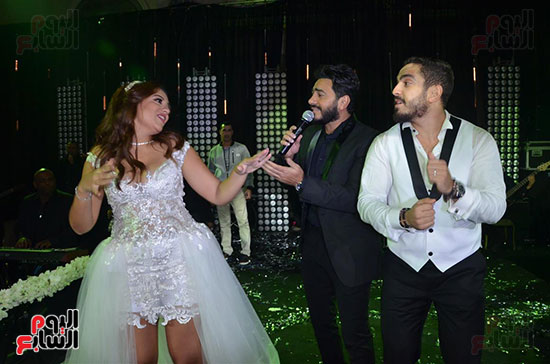 تامر حسني يغني للعروسين