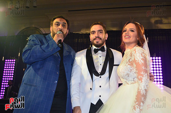 حسام حسن ييغني للعروسين