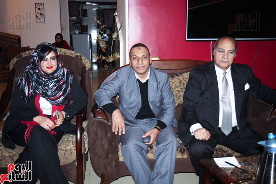  من اليمين الكاتب والإعلامى محمود الوروارى والفنان الكبير كمال أبو رية وأحد حضور الصالون