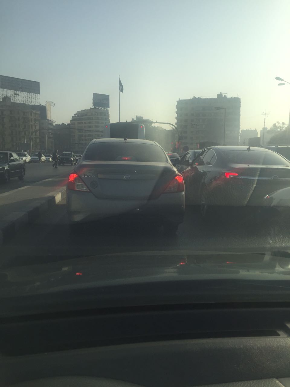 سيارة بدون أرقام فى ميدان التحرير