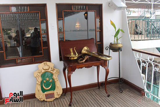  أدوات وأجهزة وتحف تاريخية تعود للملكية داخل المركب