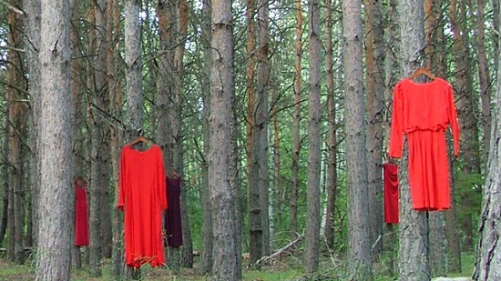 فساتين معلقة على الأشجار ضمن حملة الفستان الأحمر (3)