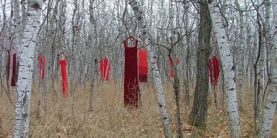 فساتين معلقة على الأشجار ضمن حملة الفستان الأحمر (4)