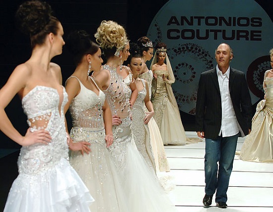 مصمم الأزياء غسان أنطونيوس وجانب من أحد عروضه