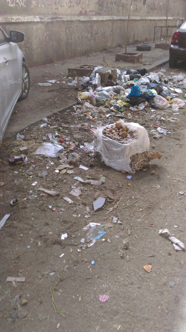 القمامة تحاصر المدينة الجامعية للطالبات