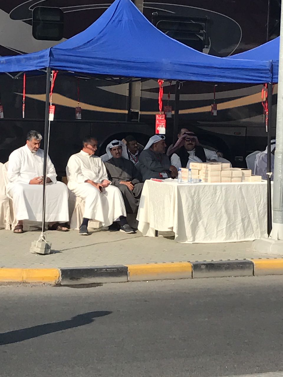 الحكومة الكويتية توفر مظلات لحماية الناخبين من الشمس