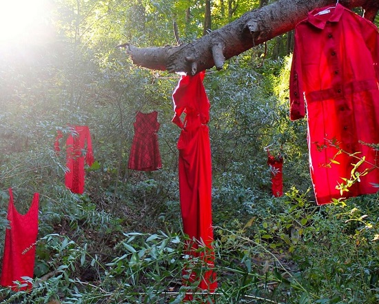 فساتين معلقة على الأشجار ضمن حملة الفستان الأحمر (1)