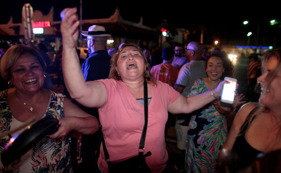 آلاف الكوبيين يحتفلون فى شوارع ميامى بنبأ وفاة قيدل كاسترو (1)