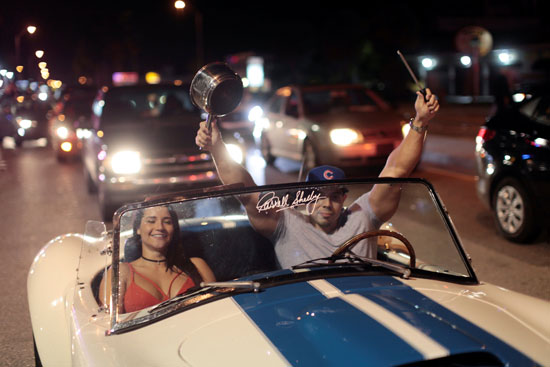 آلاف الكوبيين يحتفلون فى شوارع ميامى بنبأ وفاة قيدل كاسترو (4)