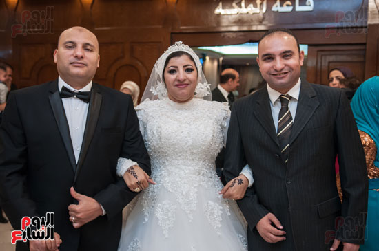  العروسة مع شقيقيها أيمن ورامى رمضان 