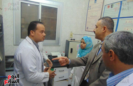 فريق النيابة الإدارية يستمع لأحد الأطباء بالمستشفى خلال المعاينة