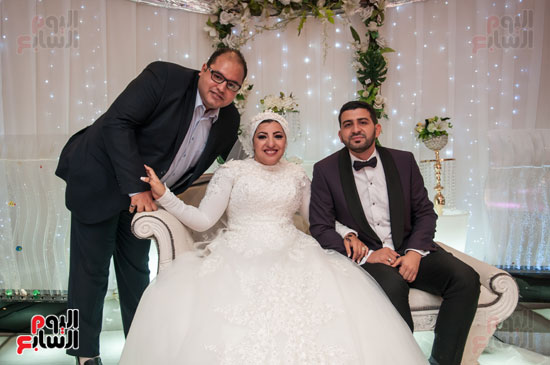  المهندس شادى رمضان شقيق العروسة مع العروسين 