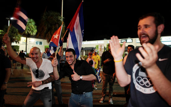 آلاف الكوبيين يحتفلون فى شوارع ميامى بنبأ وفاة قيدل كاسترو (30)